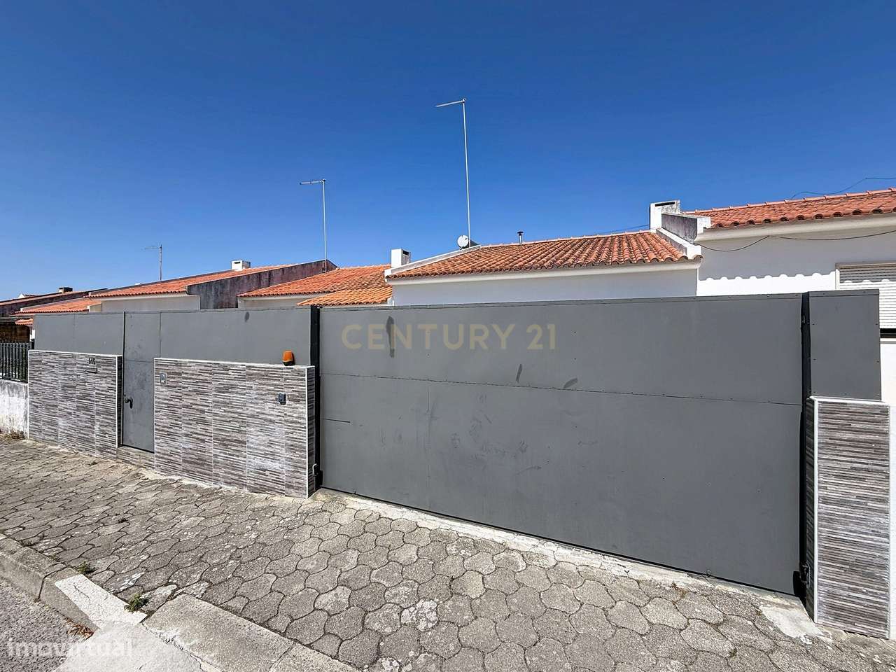 Moradia T3 Térrea Renovada à Venda na Nazaré | Quintal | Suite | Pront-48