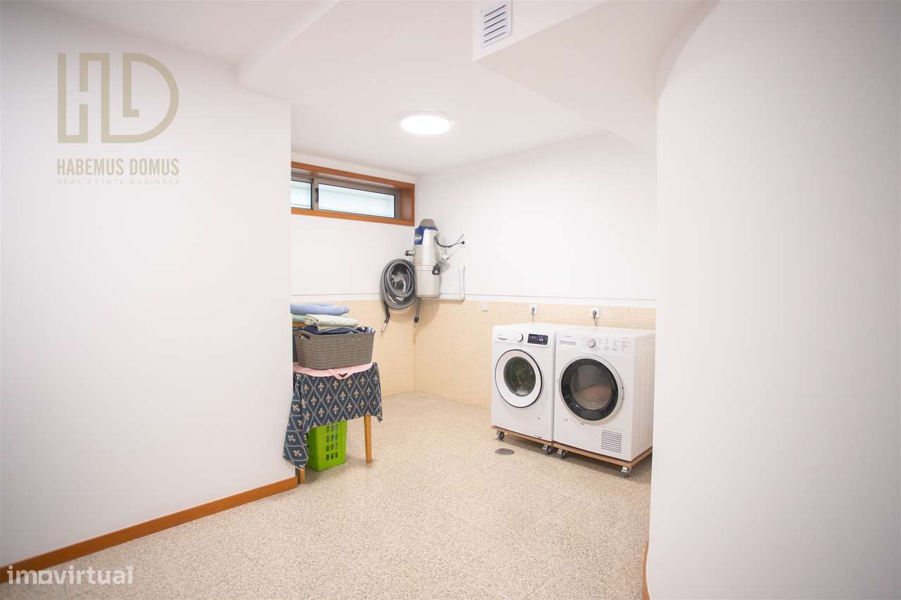 Moradia T3+1 de Luxo com 405m2 a 200 Metros da Praia em Canidelo.-41