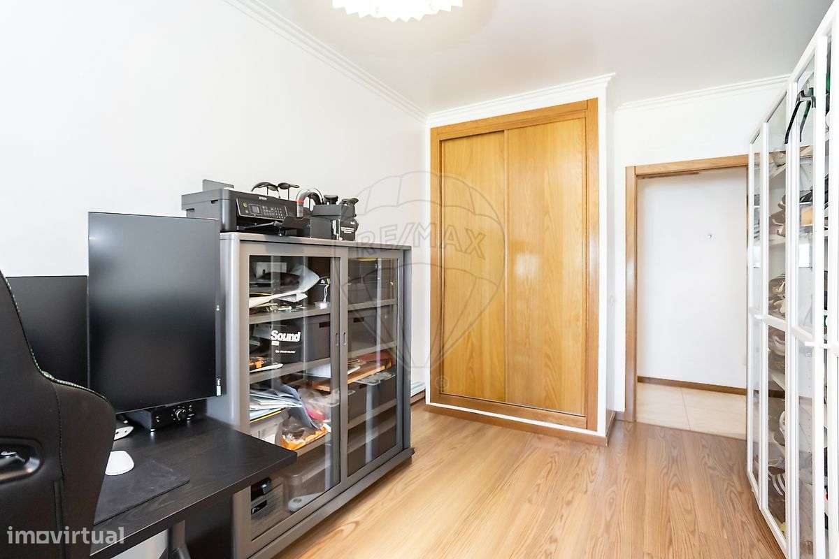 Apartamento T3 com box e varanda para Venda-35