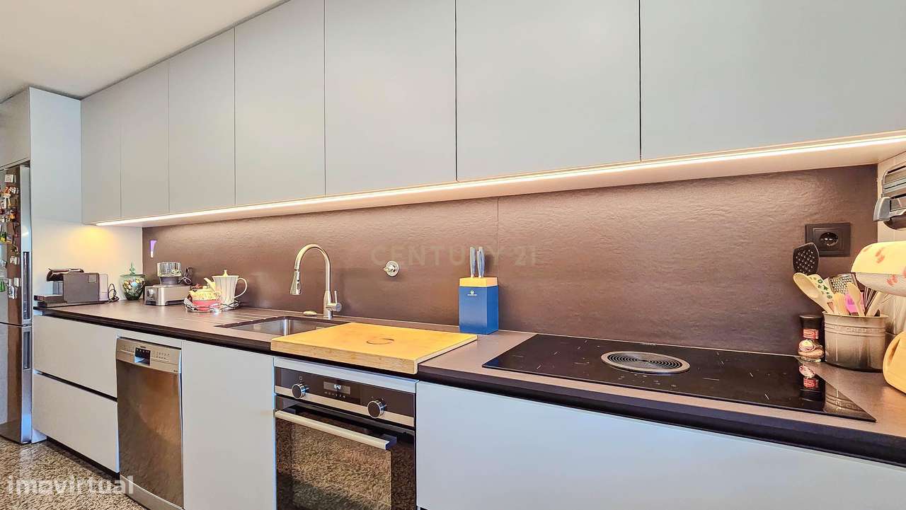 Apartamento T2 no Bonfim, Porto, terraço fechado e varanda.-1