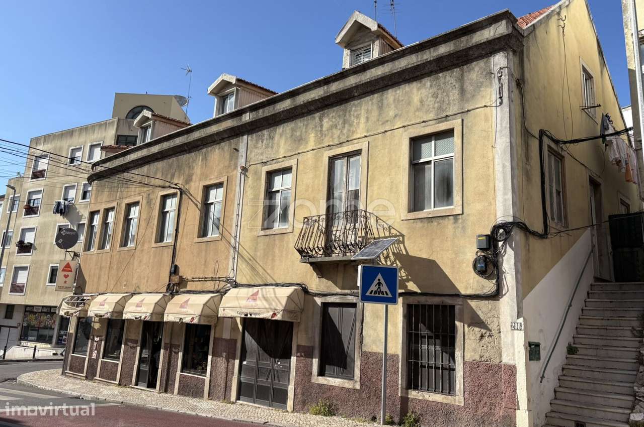 Prédio para recuperação total em Queluz-2