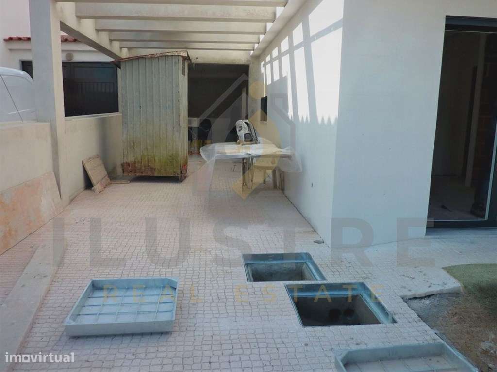 Moradia isolada com áreas generosas e piscina nos Foros da Amora-24