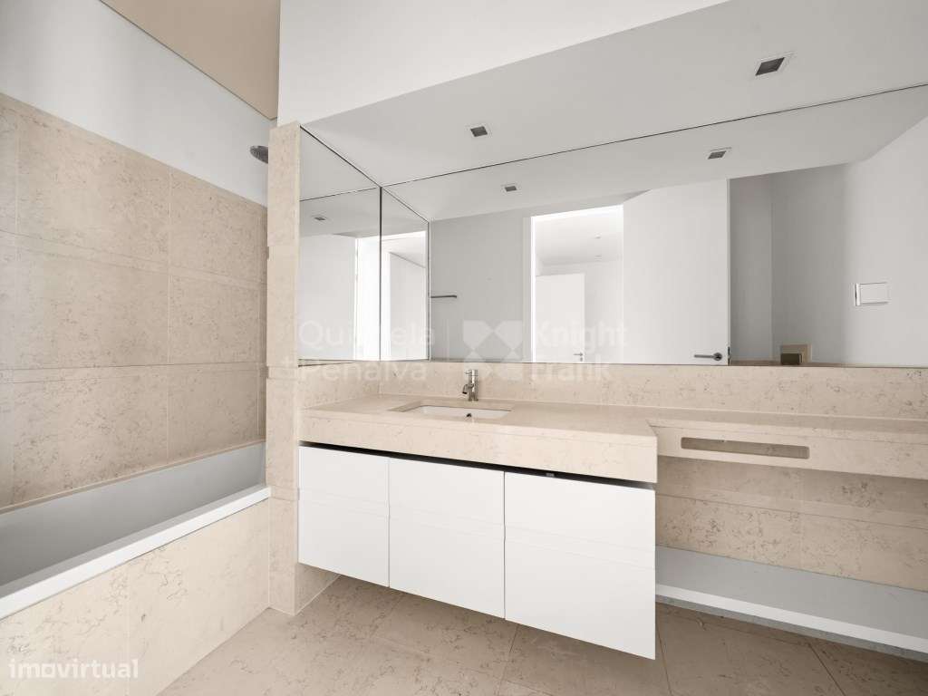 Apartamento T3 com vista rio para venda na Lapa, Lisboa-24