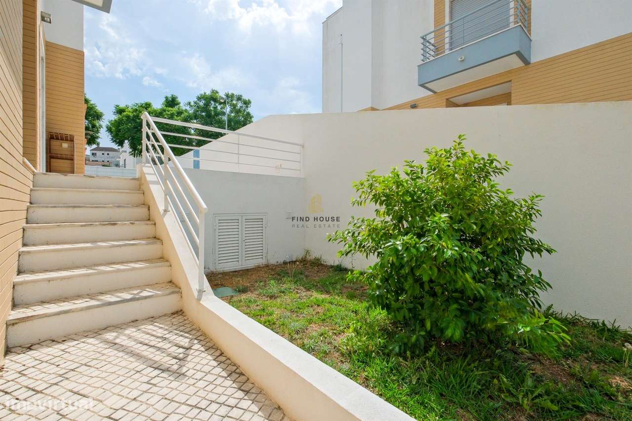 Moradia T3 com piscina, jardim e garagem box, na Caparica-43