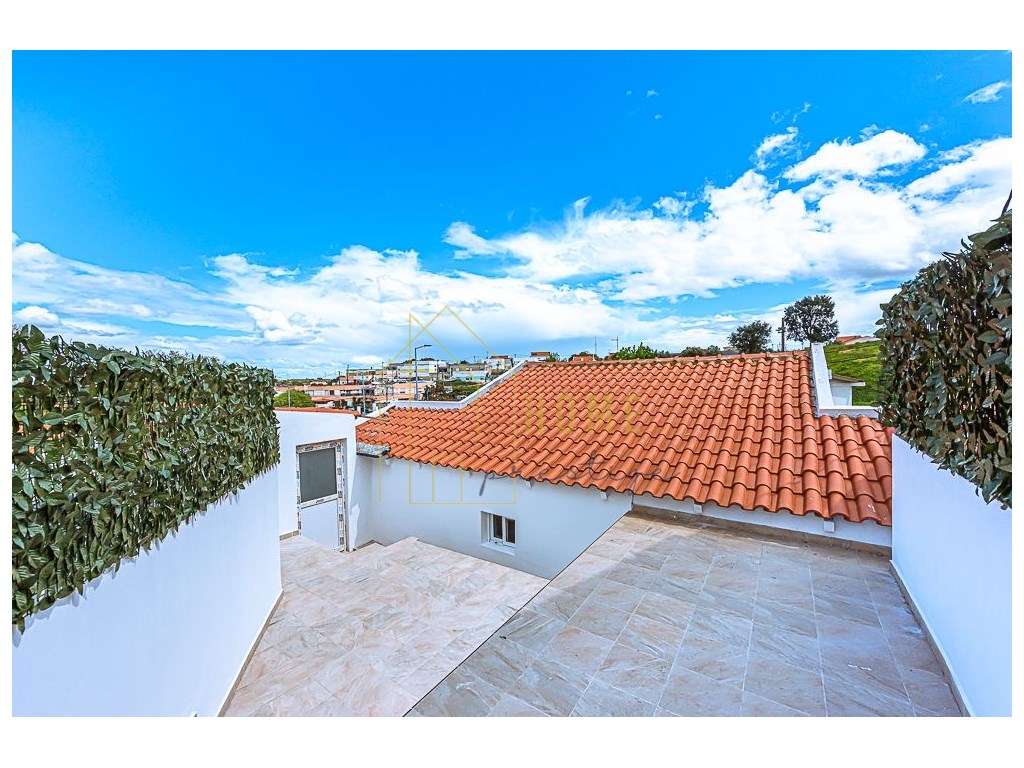 Fantástica moradia T2 com quintal em Setúbal-14