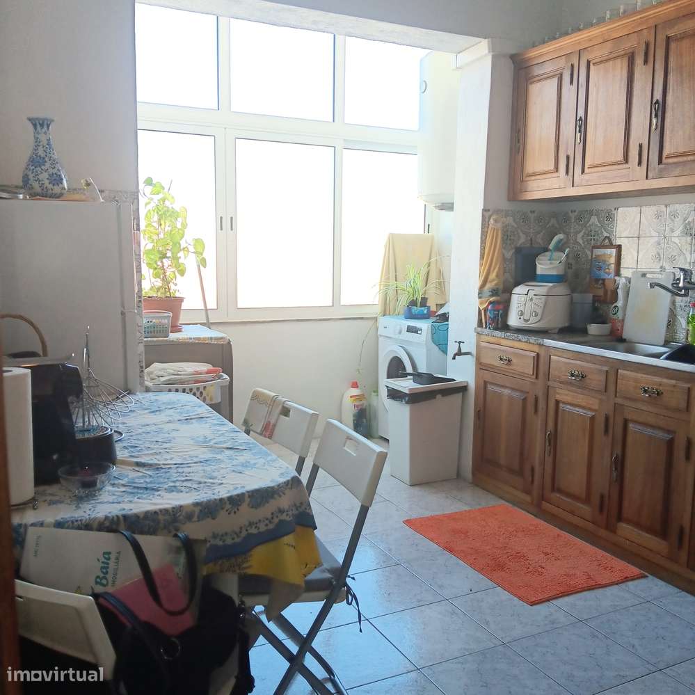 Apartamento T2 com varanda e bom potencial-25