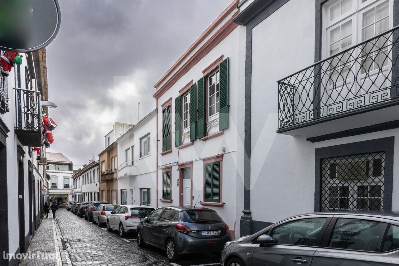 Moradia V5 remodelada no centro da cidade de Ponta Delgada com possibi