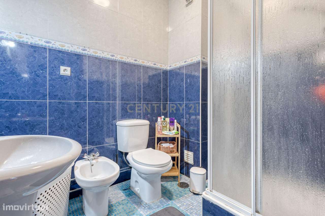 T3 com 3 varandas e Box fechada em Paredes-14