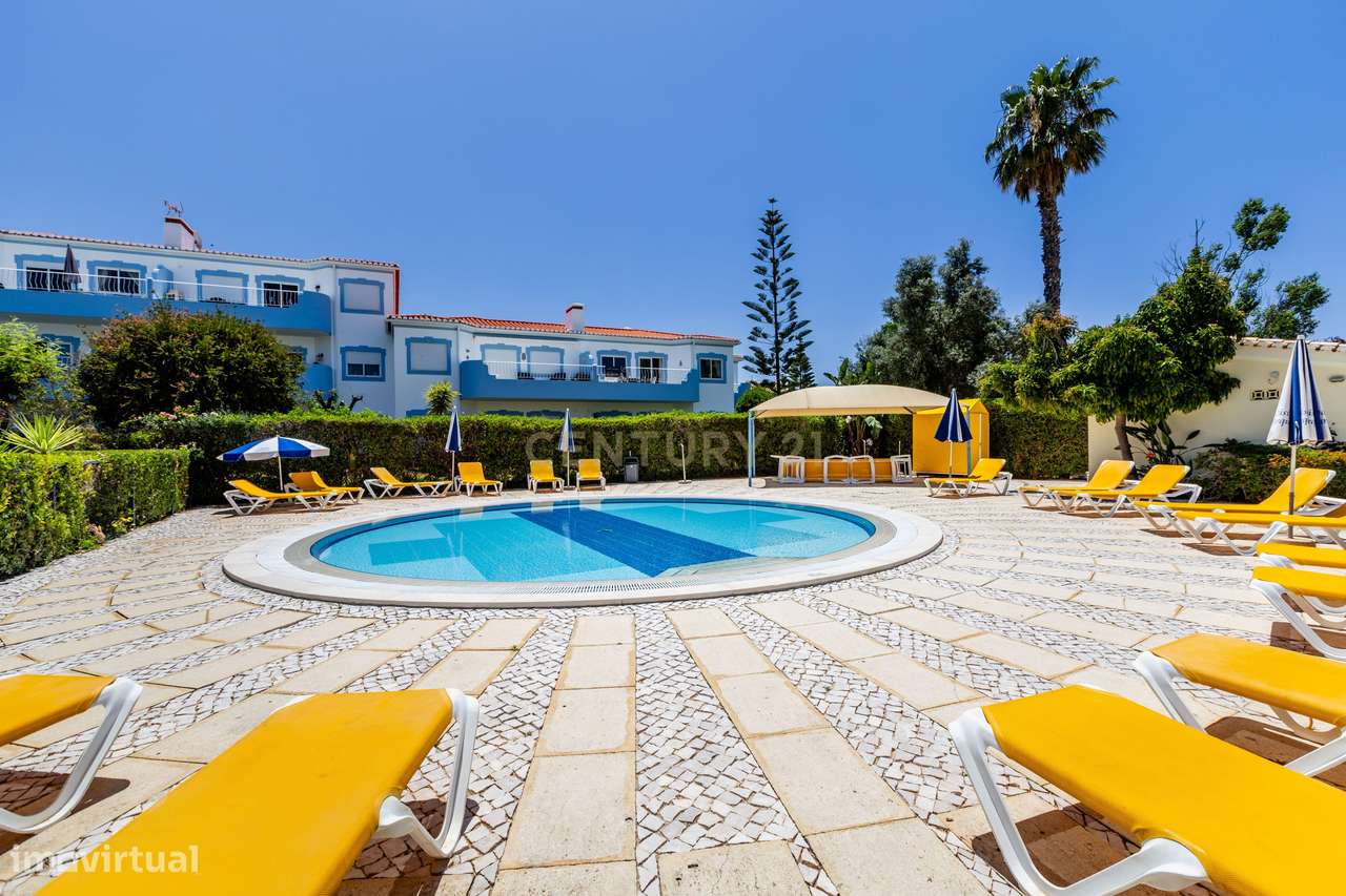 Espaçoso Apartamento T3 no Último Piso com Vista para as Piscinas no O-25
