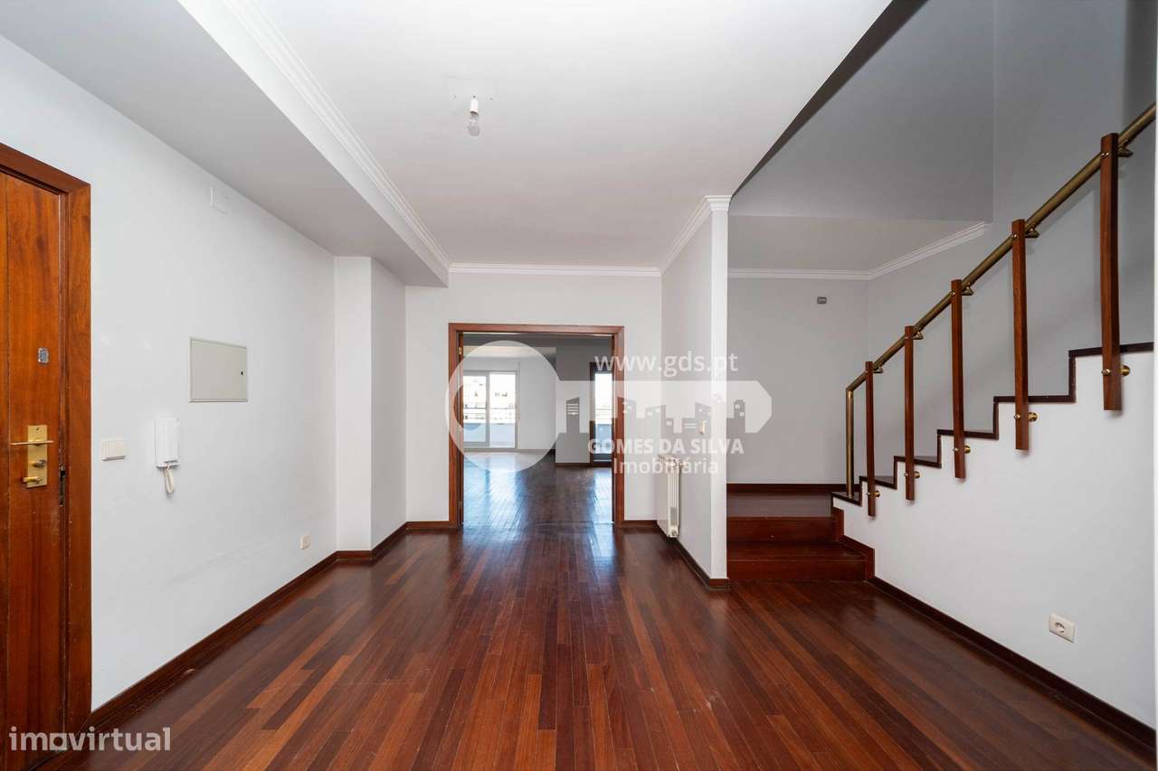 T5 Duplex na Rua Bernardo Sequeira, São Vítor-11
