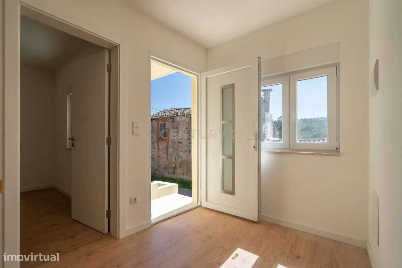 Moradia T3 de dois pisos com terreno totalmente renovada a cinco minut-8