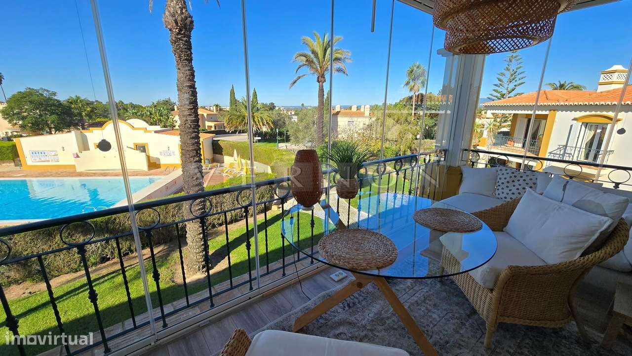 Apartamento de 2 quartos para venda no resort Gramacho Golf apenas a 1-9