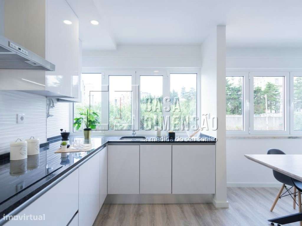 Apartamento de tipologia T3 com varandas em Benfica!!-0