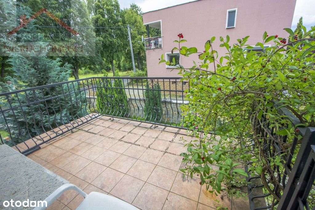 Duży dom w spokojnej okolicy-19