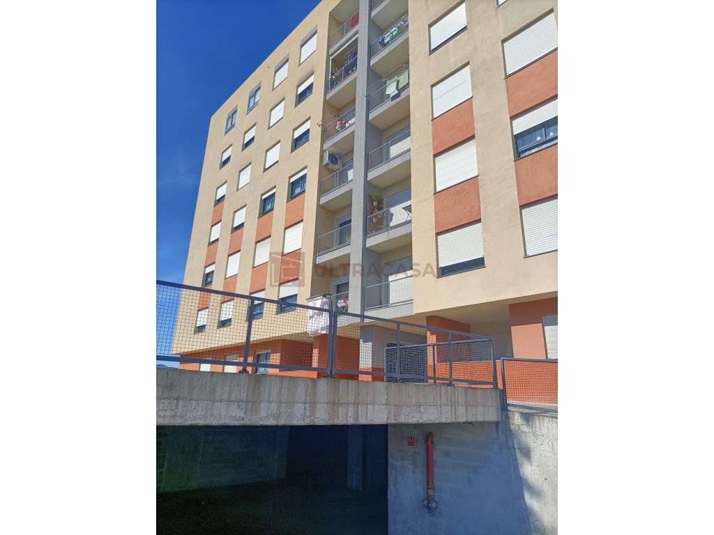 Vende-se Excelente T3 na Pontinha com 2 Lugares de Parqueamento-35