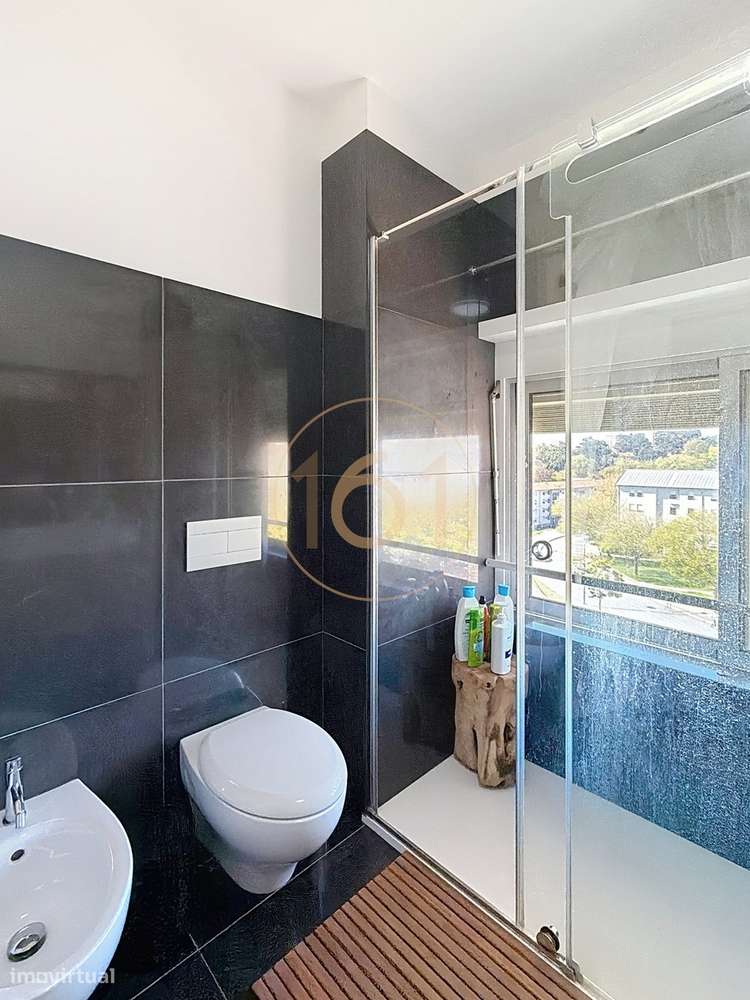 Apartamento T4 Duplex com Terraço e 4 Lugares de Garagem, com Possibil-30
