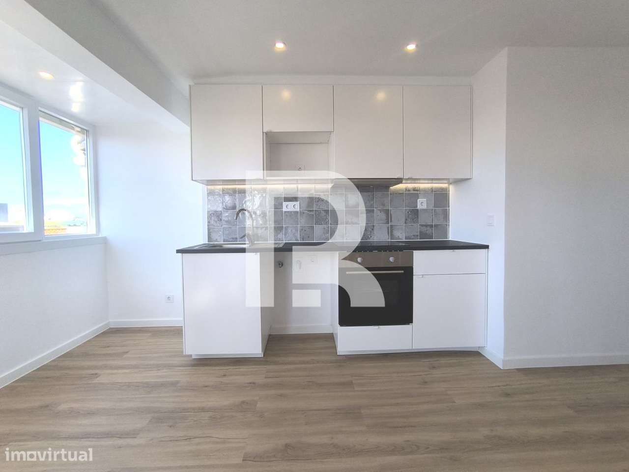 Apartamento T2 Remodelado em Camarate-3