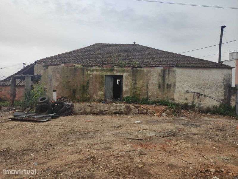 Moradia 5 quartos para reabilitação, murada, com terreno de 1.300,00m2 - Grande imagem: 4/10