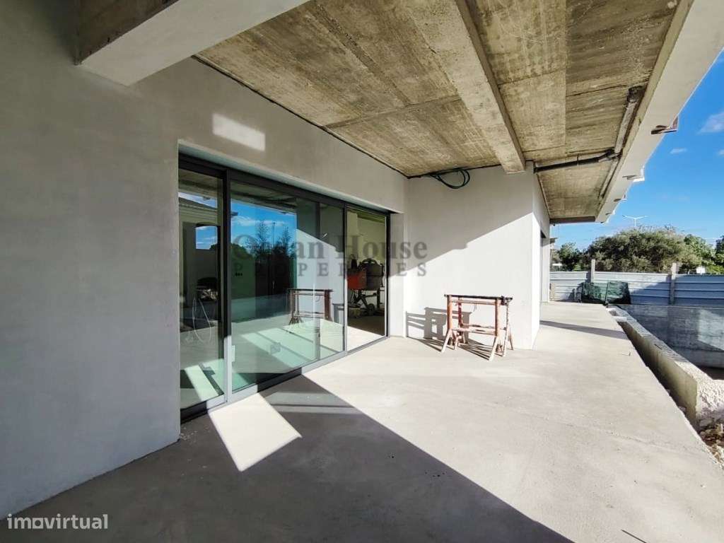 Moradia V4 nova com piscina e garagem, no centro de Loulé - Grande imagem: 5/16