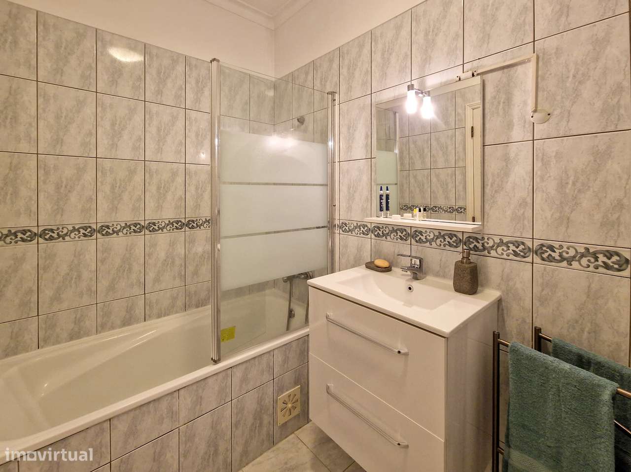 Moradia de 4+1 assolhadas - Muito estimada e pronta a habitar.-15