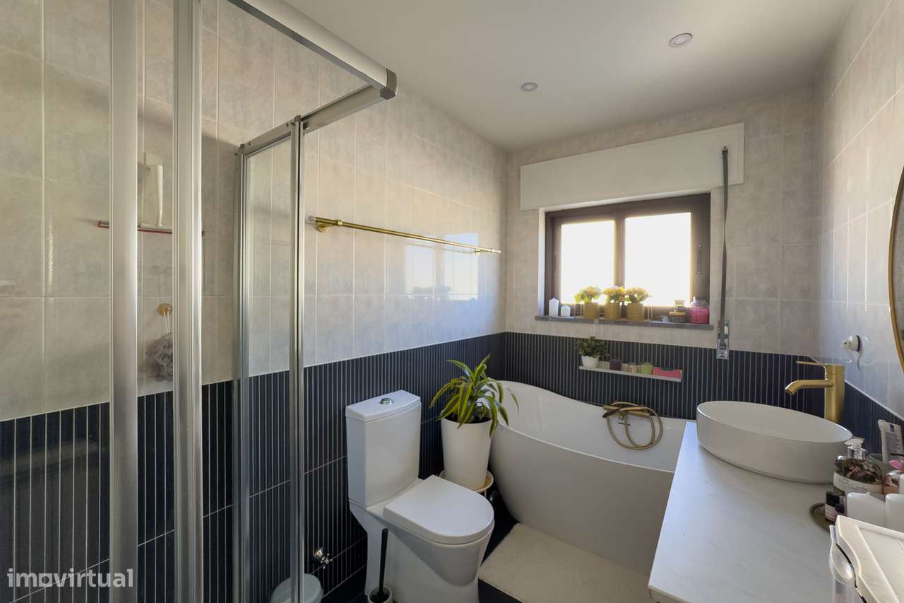 Moradia de Luxo T4 | Piscina Aquecida | Exclusividade Total em Amares-30