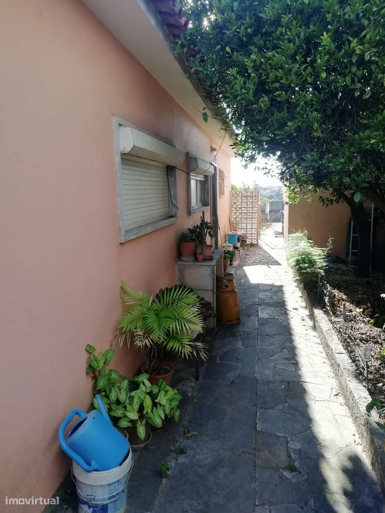 Moradia térrea para venda na Amoreira com muito potencial.-6