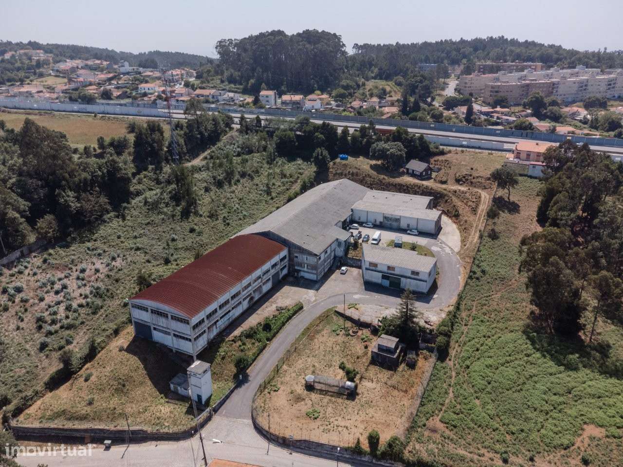 Armazéns com uma área de 5.270m2, em terreno com 14.000m2.-29