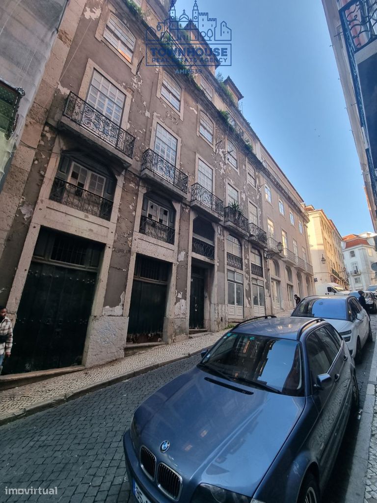 Prédio na baixa de Lisboa com projeto aprovado e área  bruta privati
