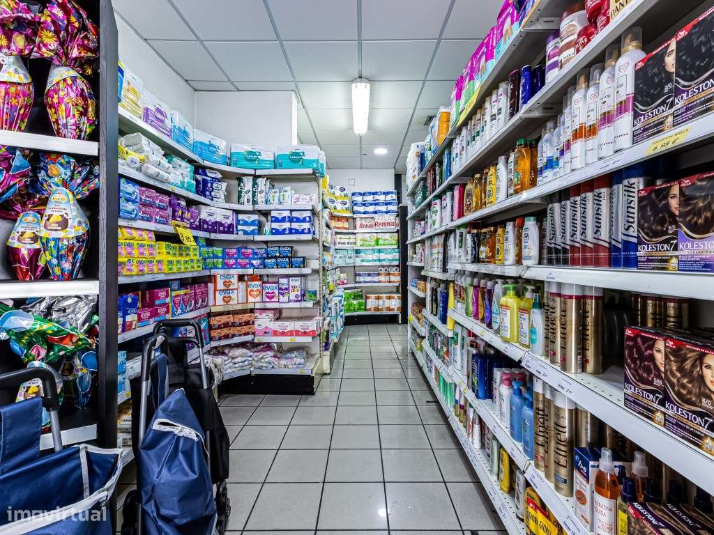 Supermercado em funcionamento no centro de Albufeira-23
