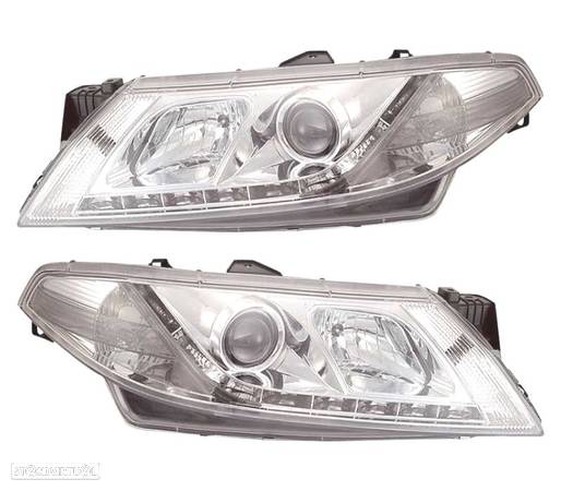 FARÓIS COM LUZ DIURNA LED PARA RENAULT LAGUNA 01-05 FUNDO CROMADO - 1