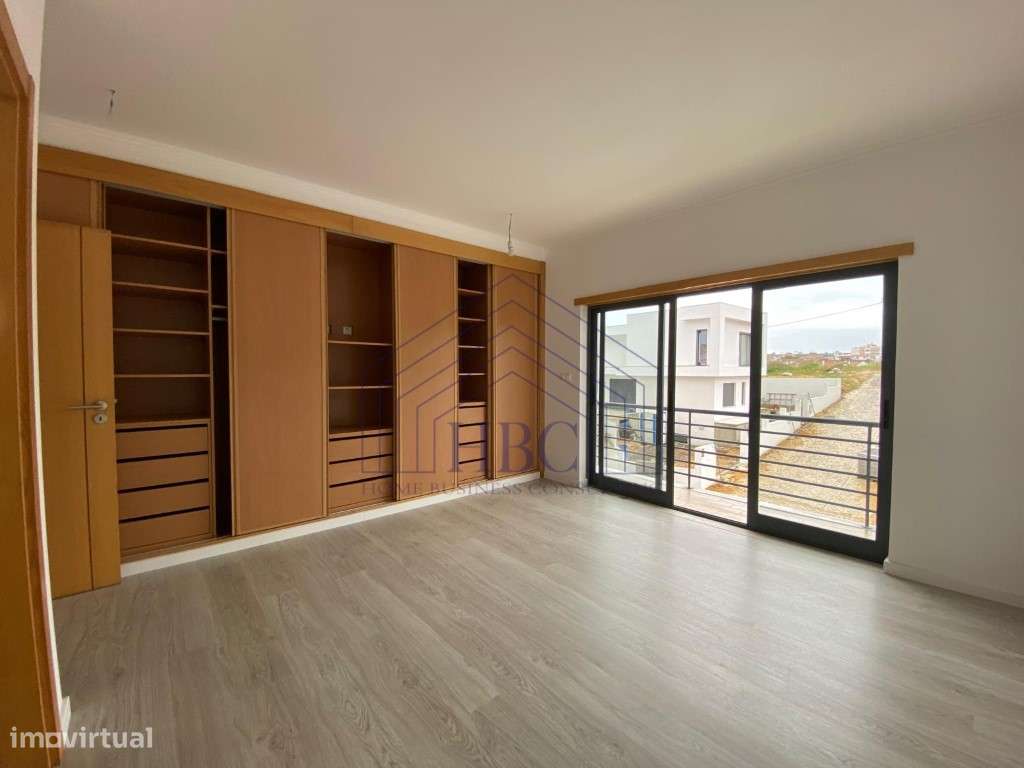 Moradia T5 Moderna e Remodelada no Feijó - Espaço, Conforto e Exclu...-23