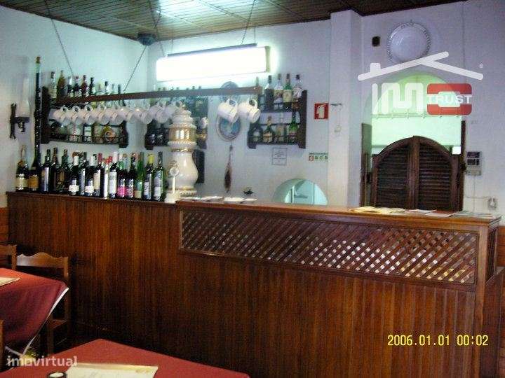 Pizzaria e Habitação no 1º andar no Centro do Montijo - Para renovar-8