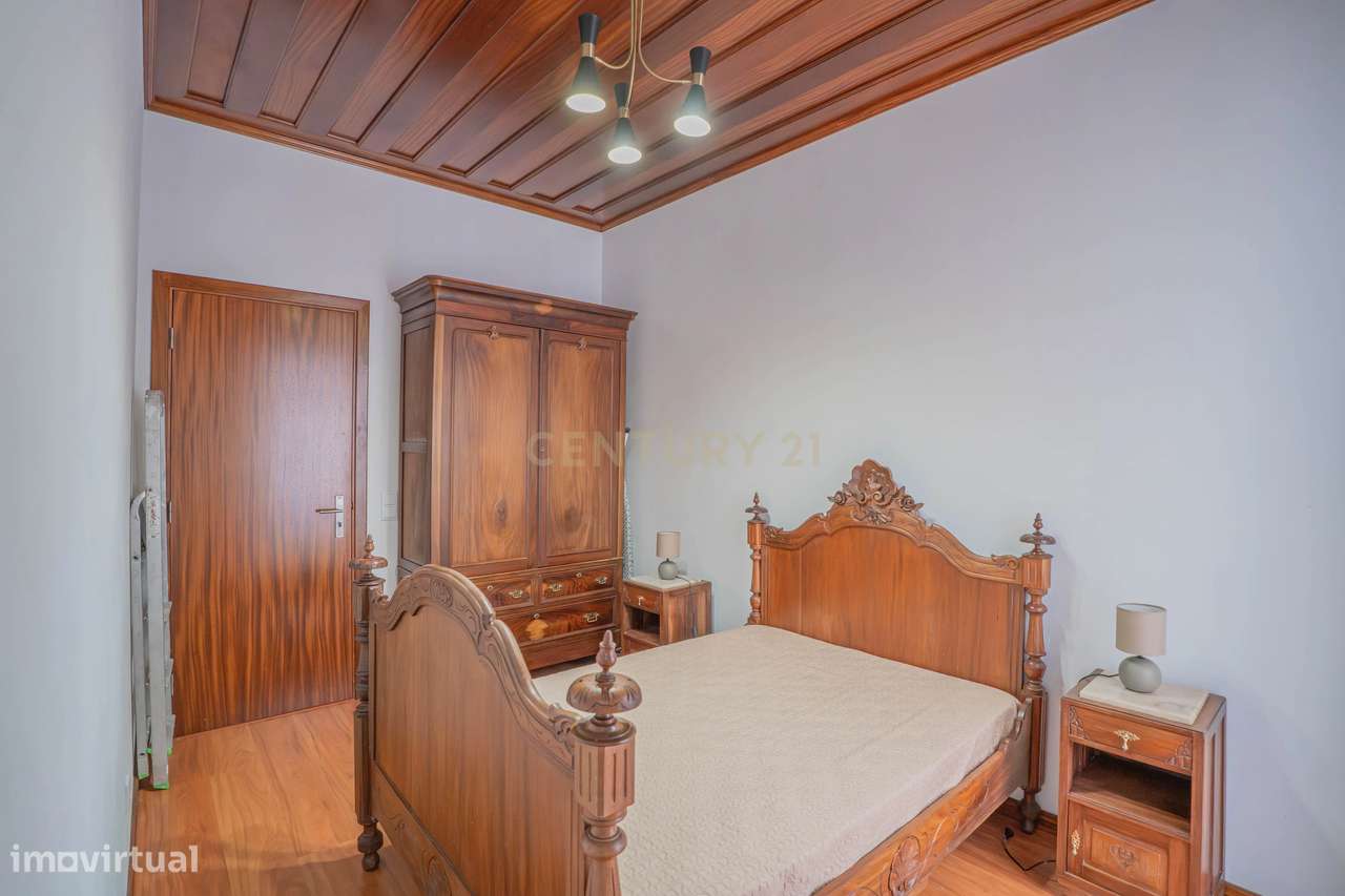 Oportunidade Única: T3 + T2 com Excelente Potencial-16