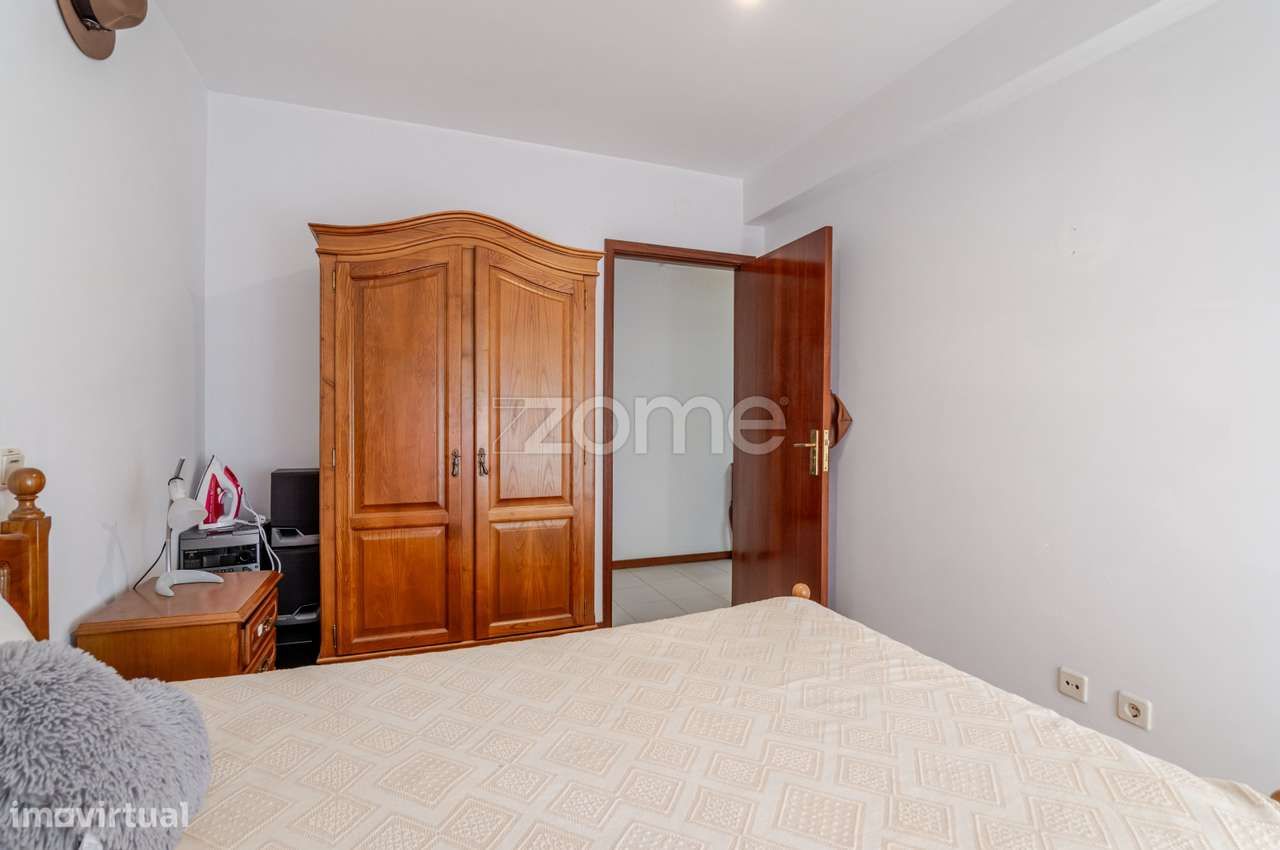 Apartamento T3 com garagem, varanda e arrumos-10