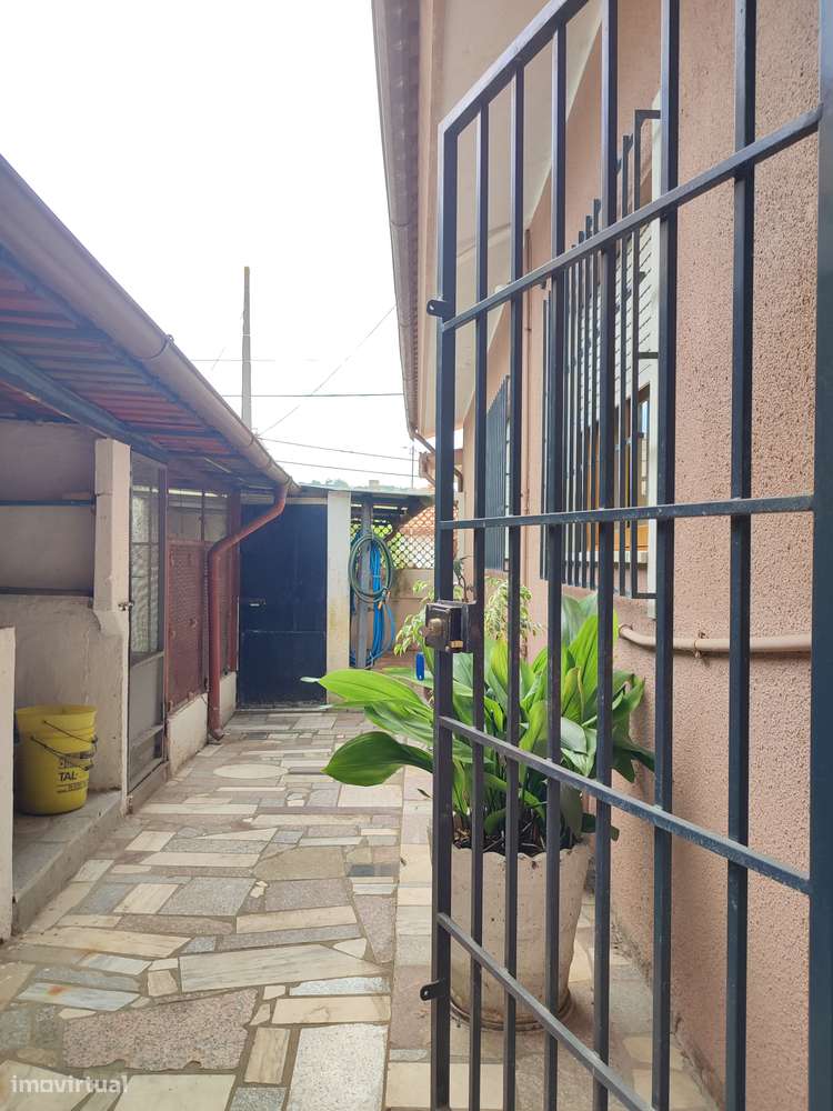 Moradia térrea com 4 frentes, garagem, anexos, jardim e bons acessos-46
