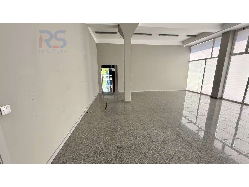 Loja de 4 frentes Porto Egas Moniz-13