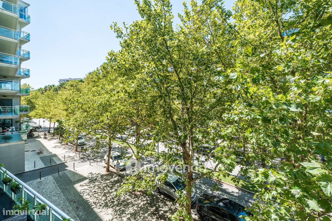 Apartamento T2 moderno, com garagem e varanda enorme, na Malvarosa-6