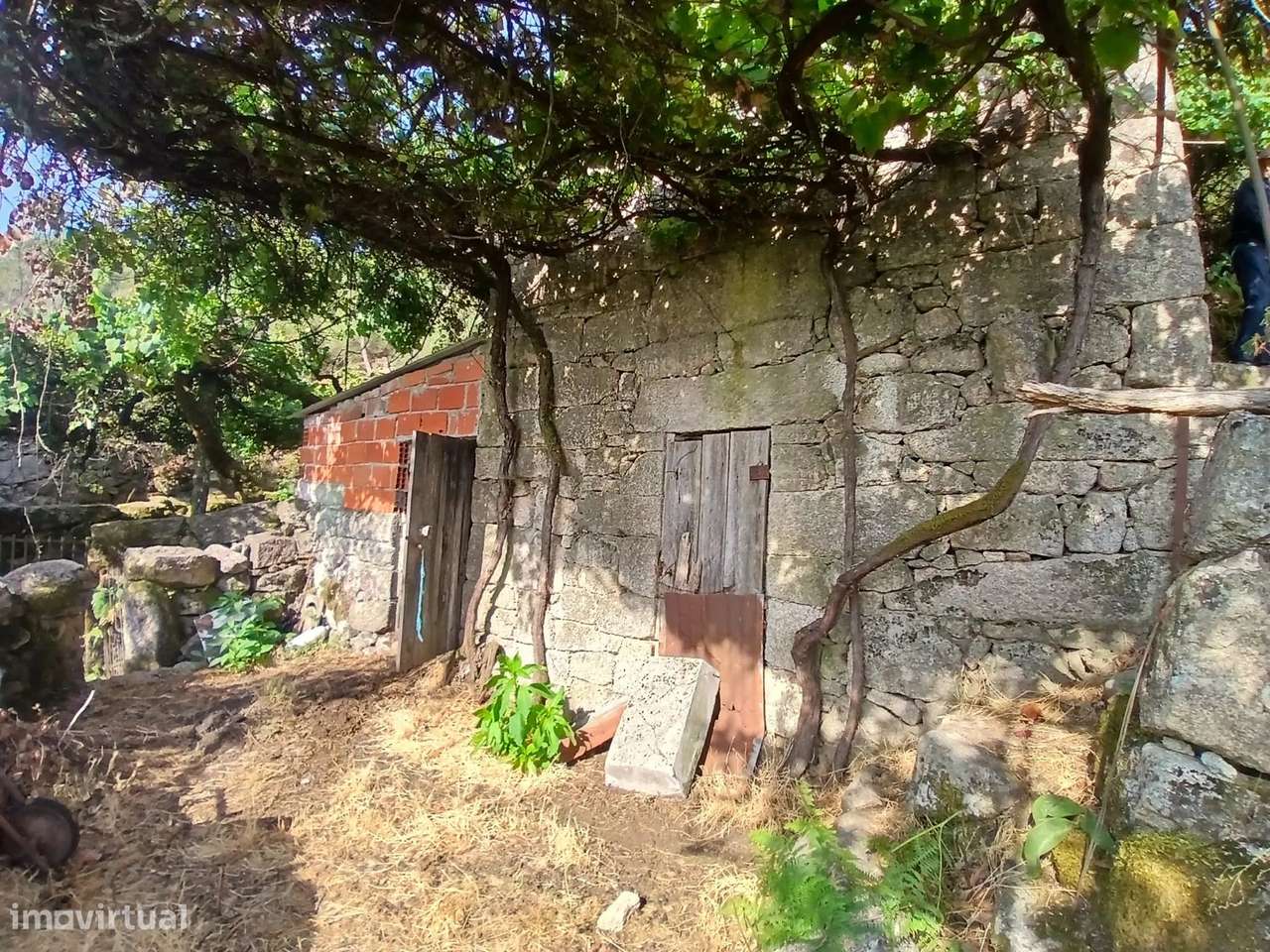 Terreno rústico com casa em pedra para recuperar – Soajo, Arcos de Val-5