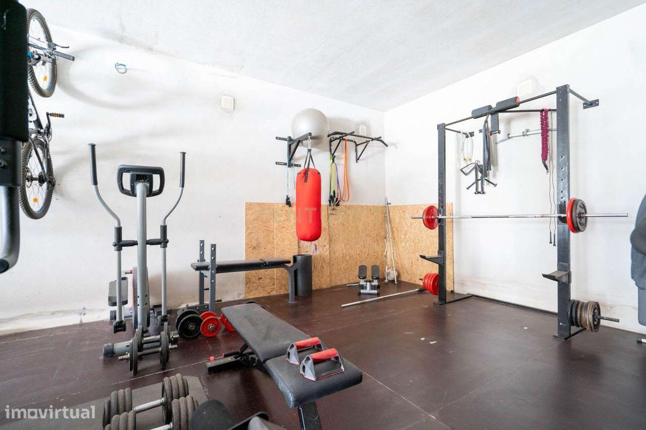 Moradia térrea T3+1 com linhas modernas,varandas,churrasco,jardim,gara-45