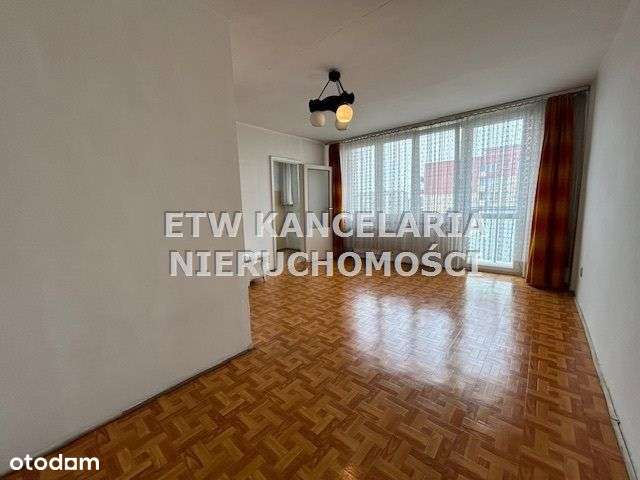 Pokój z widną kuchnią i balkonem.-3