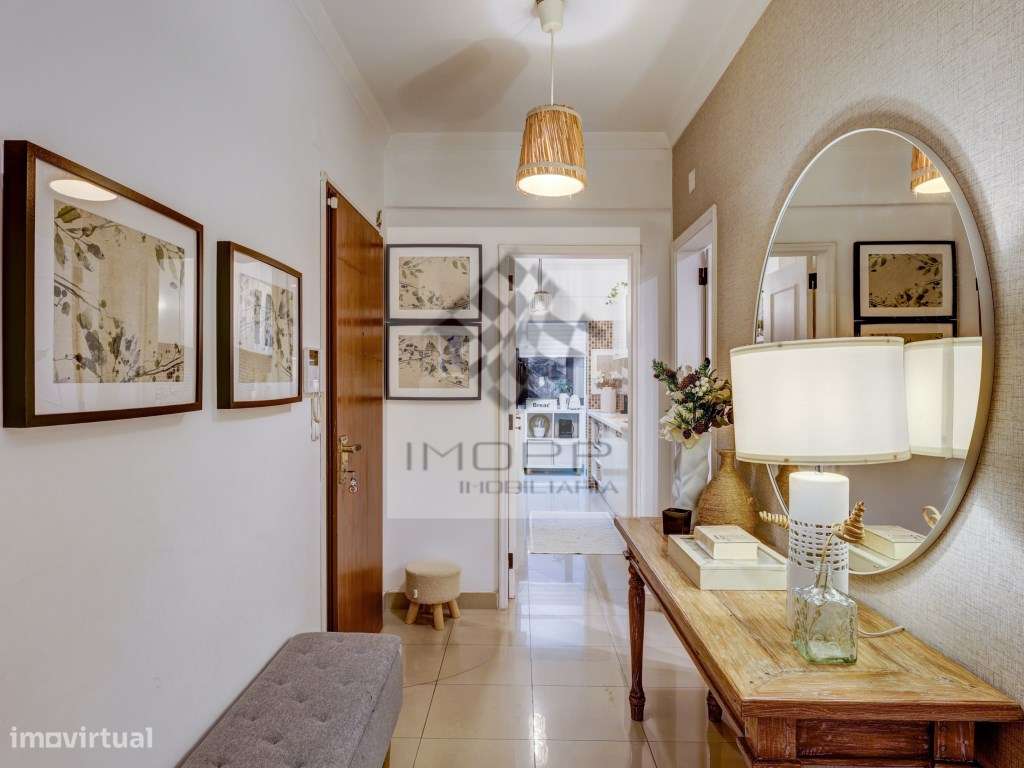 Apartamento T2 com varanda no centro de Carnide-8