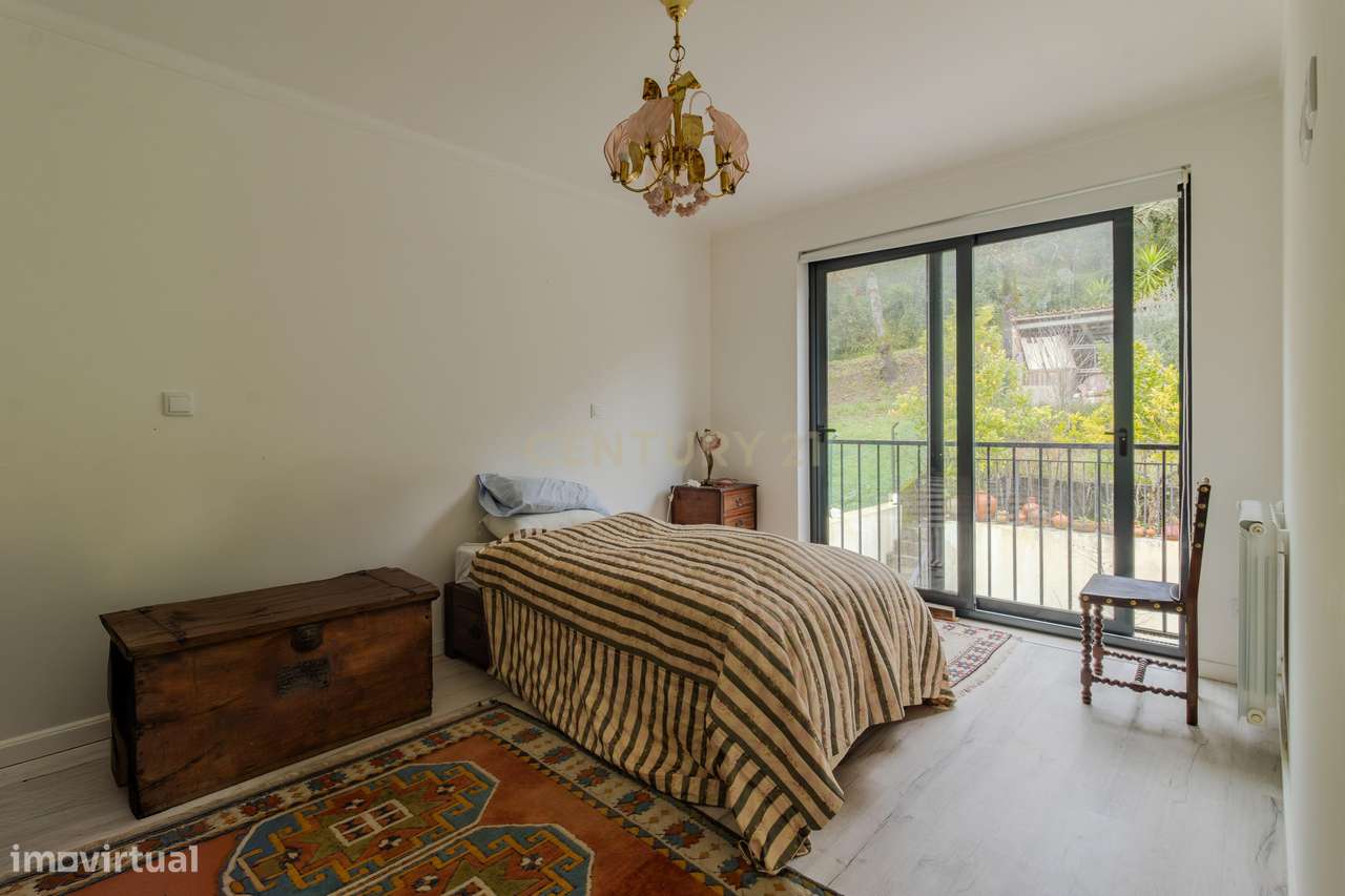 Moradia T3 de arquitetura contemporânea-15