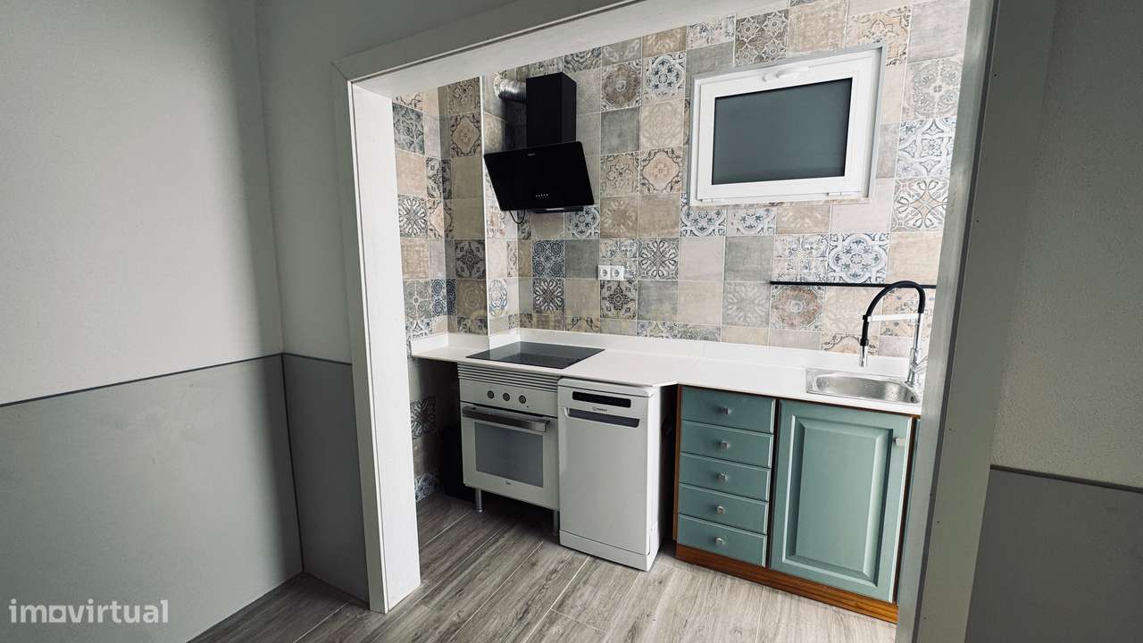 Excelente T2 Renovado com Potencial para T4 e Loja no Rés-do-Chão em C-0