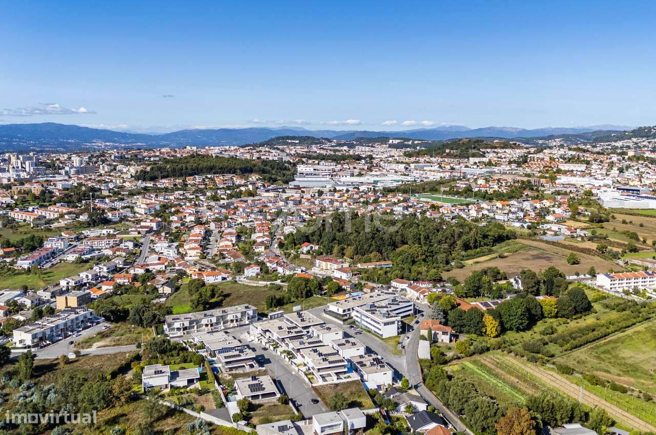 Moradia T3+1 moderna em Lomar com 3 suites, logradouro e garagem - Grande imagem: 5/60