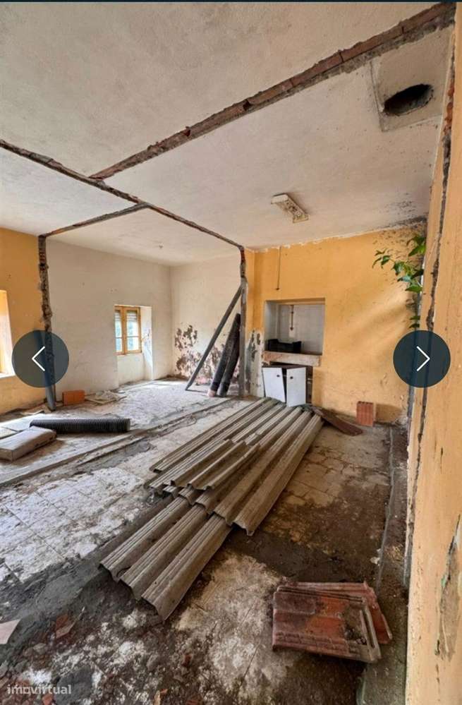 Prédio com 3 Habitações, Garagem e Terreno em Grijó-4