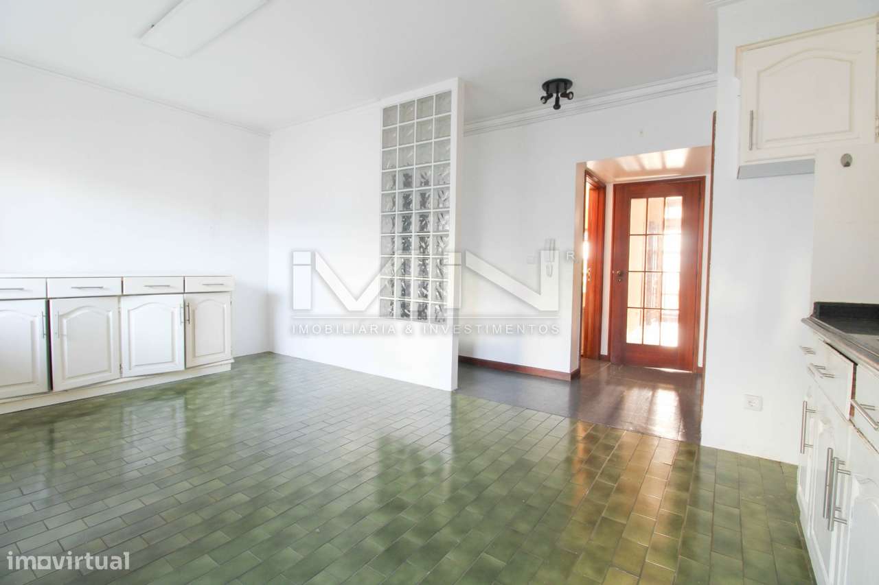 Moradia de 3 Frentes com Vista Panorâmica no Coração de Gondomar-12