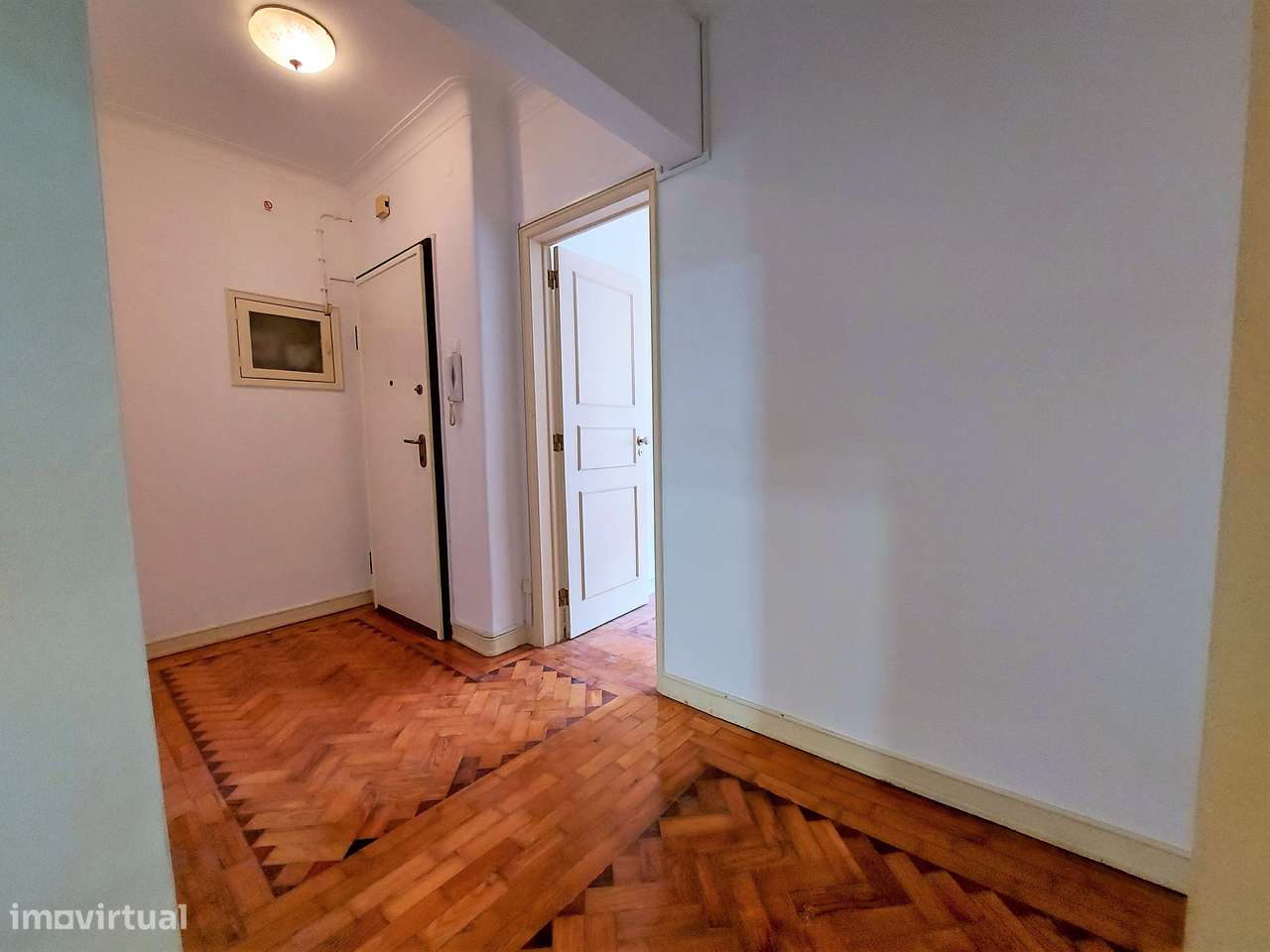 Estrada Luz/Torres de Lisboa;  equipado;  roupeiros;  Parque Verde - Grande imagem: 4/54