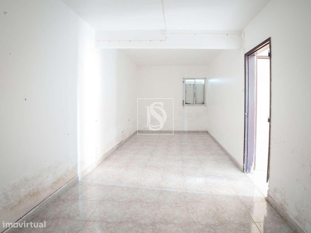 Terreno de 1.320 m² no Calhandriz, na zona da Adanaia  com ribeiro e b-15