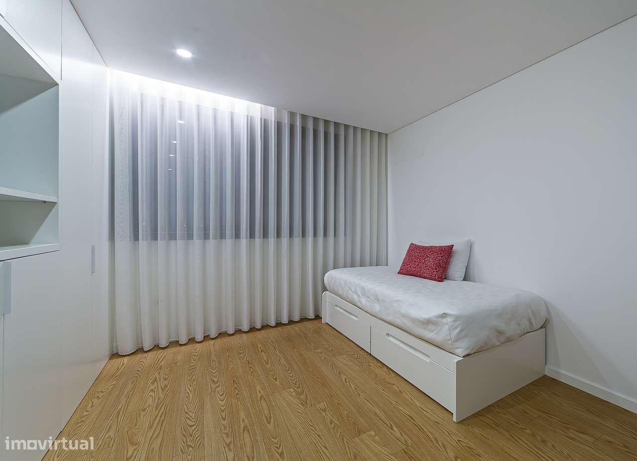 Exclusivo apartamento T3+1 seminovo, com 190m2, três frentes e box-28
