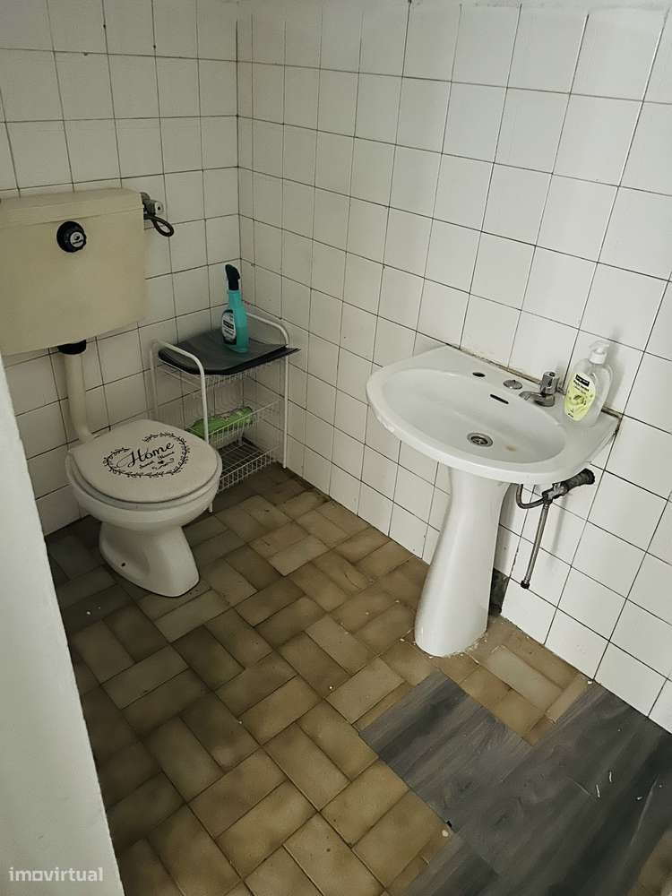 Amplo espaço comercial, em localização central de Valongo-4